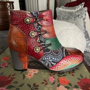 BRAND NEW Socofy leather boots